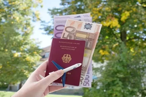 ویزای شینگن و اسکناس یورو - Schengen visa and euro banknote